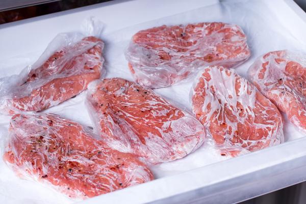 La necessità di utilizzare un registratore di temperatura della catena del freddo per il trasporto di carne fresca La necessità di utilizzare un registratore di temperatura della catena del freddo per il trasporto di carne fresca